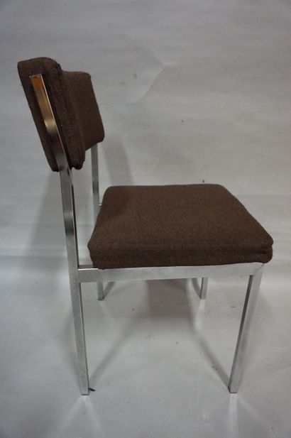 Chaises design Quatre chaises design en métal chromé garnies de tissu marron.