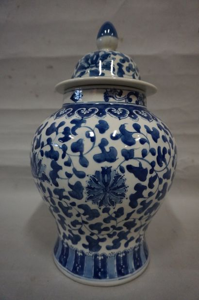 null Vase couvert en porcelaine chinoise blanc/bleu. 36 cm