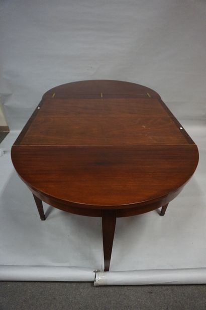TABLE DE SALLE A MANGER Table de salle à manger demi-lune en placage d'acajou. 73x108x190...