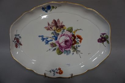null Porcelain dish with floral decoration. 27x36 cm