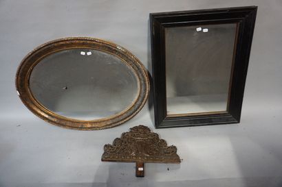 MIROIRS Deux miroirs ovale (65x47 cm) et laqué noir (55x43 cm) et fronton de miroir...