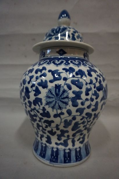 null Vase couvert en porcelaine chinoise blanc/bleu. 36 cm