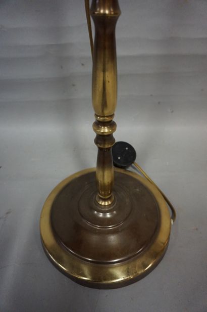 lampadaire Lampadaire en métal doré. 138 cm