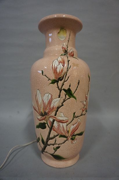 LONGWY Vase en faïence rose de Longwy monté en lampe. 42 cm