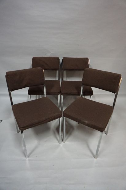 Chaises design Quatre chaises design en métal chromé garnies de tissu marron.