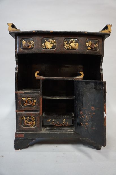 CABINET Cabinet en bois laqué noir à décor doré et brun d'oiseaux et végétaux. 43x34x18...