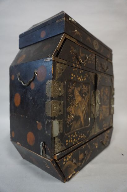 CABINET Cabinet en bois laqué noir à décor doré d'oiseaux et d'insectes dans un paysage....