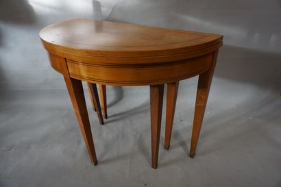 TABLE DEMI-LUNE Table demi-lune en bois de placage et marqueterie de filets (accidents)....