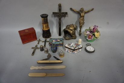 null Set of three boxes, crucifix, bezel, case, knife, gusset watch, English porcelain...