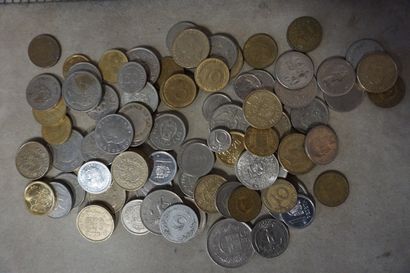 PIECES Batch of foreign coins.