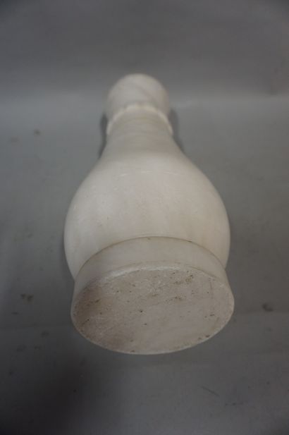 null Vase en albâtre (accidents). 45 cm
