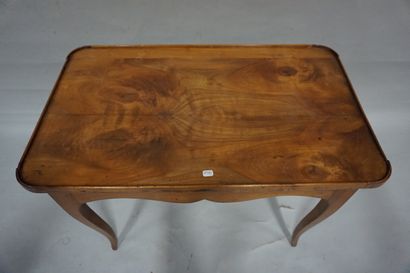 TABLE BASSE Table basse en bois naturel à un tiroir latéral de style Louis XV. 49x67x40...