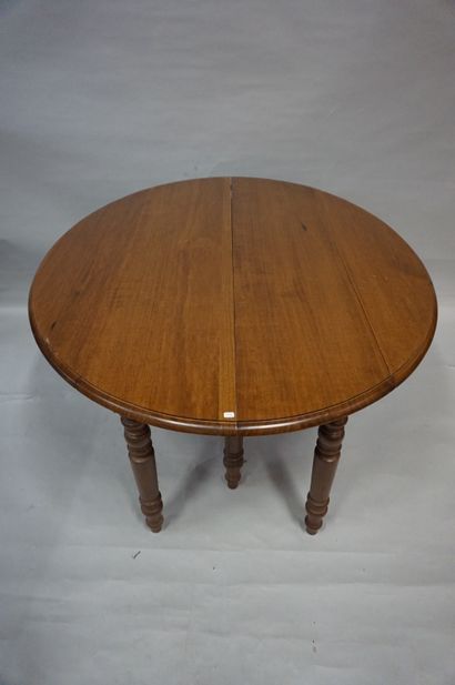 TABLE DE SALLE A MANGER Table de salle à manger ovale à deux abattants et trois rallonges....