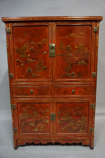 Cabinet chinois Cabinet chinois à quatre portes et deux tiroirs en bois laqué rouge...