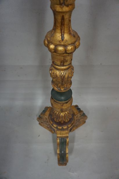 Porte-torchère Porte-torchère tripode en bois doré et polychrome. 135 cm