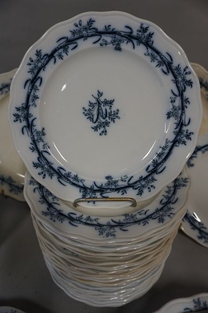 null English earthenware dinner service at Le Bon Marché. 54 pieces (cracks).