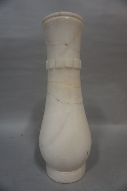 null Vase en albâtre (accidents). 45 cm