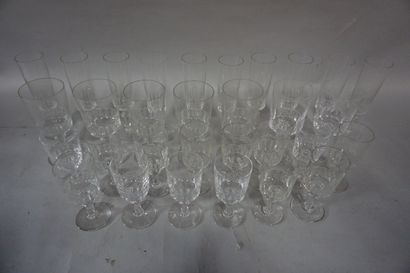 null Crystal glass service lever. 31 pieces.