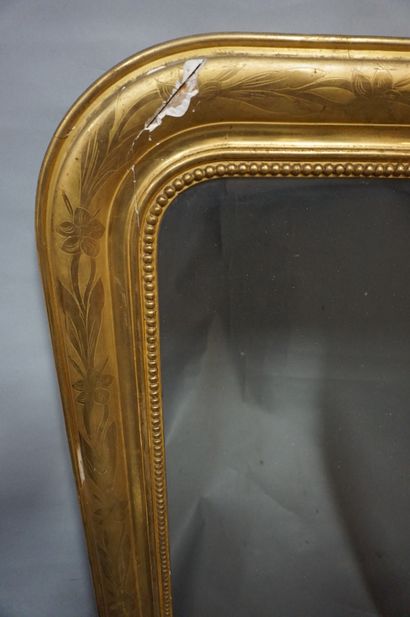 GLACE Glace XIXe à cadre en stuc doré et gravé (accidents). 143x87 cm