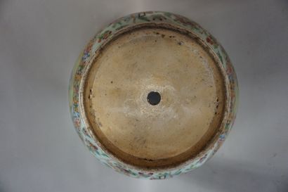 null Cache-pot en porcelaine chinoise à décor de personnages (éclats). 22,5x36 c...