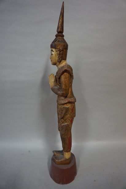 Statue Statue indonésienne d'homme aux mains jointes en bois polychrome. 86 cm