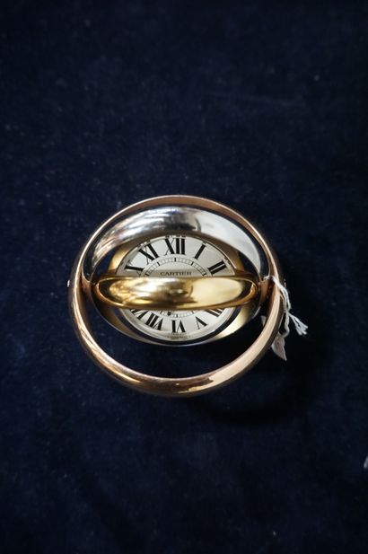 null Pendulette ronde Cartier modèle Trinity en métal. 7,5 cm (création Jean Cocteau)...