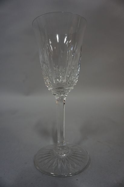 BACCARAT Six verres en cristal taillé de Baccarat. 14 cm