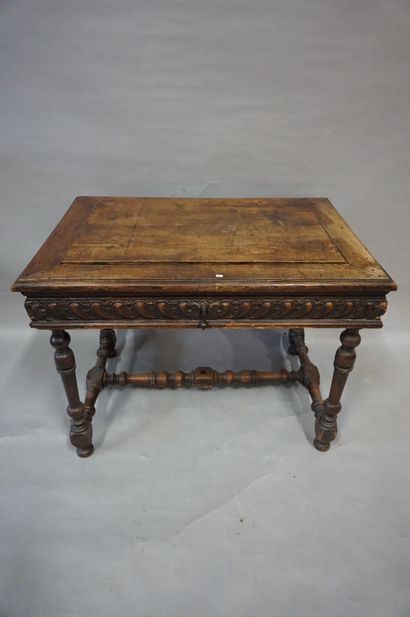 Bureau Plat Bureau plat à un tiroir en bois naturel de style Henri IV (manques)....