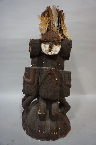 Statue Statue africaine en bois et plumes, Cameroun: "Quatre personnages adossés"....