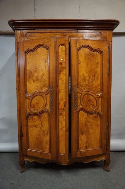 ARMOIRE Armoire en bois mouluré. 205x150x60 cm