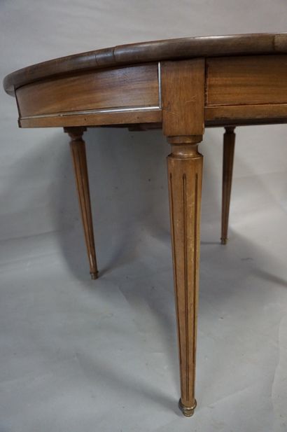 TABLE DE SALLE A MANGER Table de salle à manger ovale en acajou de style Louis XVI....