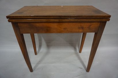 TABLE A JEU Table à jeu en bois naturel à abattant. XIXe. 74x78,5x39 cm
