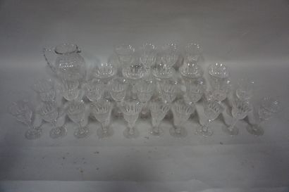 SAINT LOUIS 
Set of cut crystal glasses. 29 pieces (carafe goblets, glasses) .
