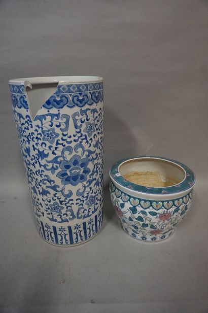 null Chinese porcelain planter and umbrella stand (47x24) (missing).