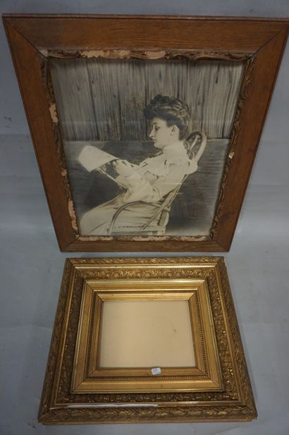 null Framed photo and gilded stucco frame (accidents 22.5x17 cm int.).