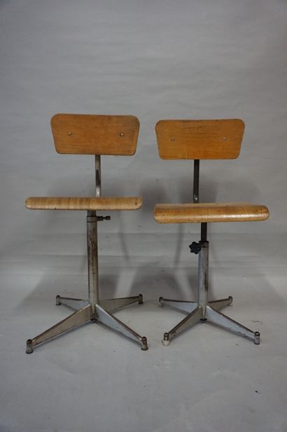 CHAISES Deux chaises industrielles en bois et métal.