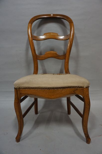 CHAISE Chaise en bois naturel à haut dossier rond et pieds cambrés, garnie d'une...