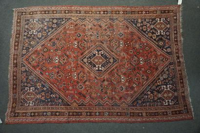 TAPIS Large carpet with a used red background. 175x265 cm