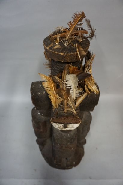 Statue Statue africaine en bois et plumes, Cameroun: "Quatre personnages adossés"....