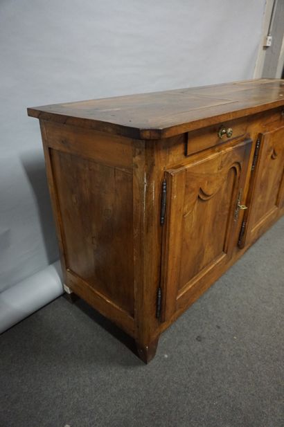 ENFILADE Rustic sideboard in natural wood with three doors and three drawers. 100x210x60...