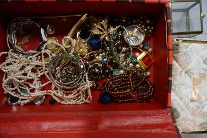 null Lot de bijoux de fantaisie, colliers, broches, boucles d'oreilles, bracelets...