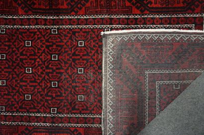 TAPIS Carpet with burgundy background. 96x190 cm