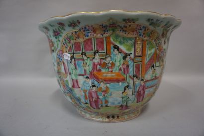 null Cache-pot en porcelaine chinoise à décor de personnages (éclats). 22,5x36 c...