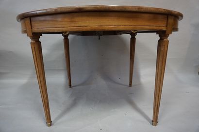 TABLE DE SALLE A MANGER Table de salle à manger ovale en acajou de style Louis XVI....
