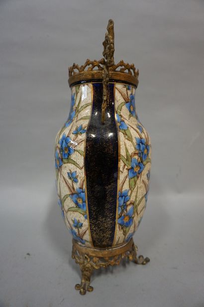 Vase Vase en faïence à décor de fleurs bleues, monture en métal doré (fêles). 34...