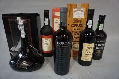 null Cinq bouteilles de Porto.