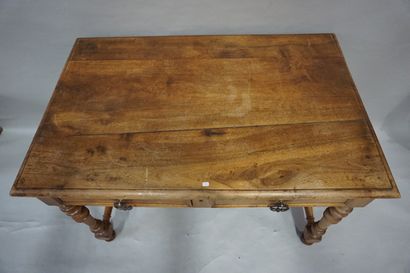 Bureau Plat Bureau plat à deux tiroirs en bois naturel de style Henri IV (fente au...