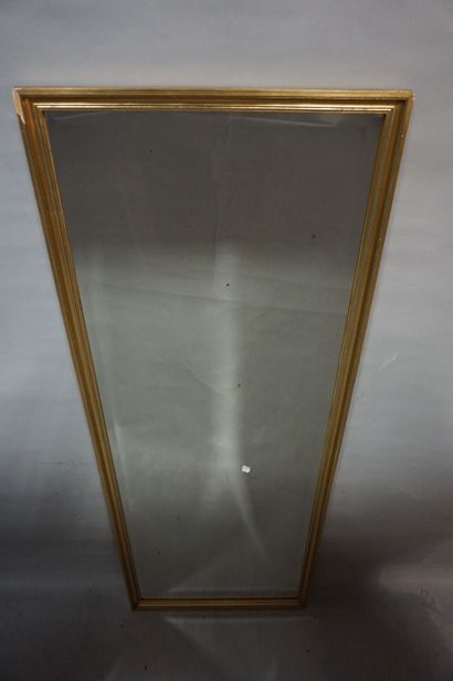 MIROIR Grand miroir biseauté à cadre doré. 146x56 cm