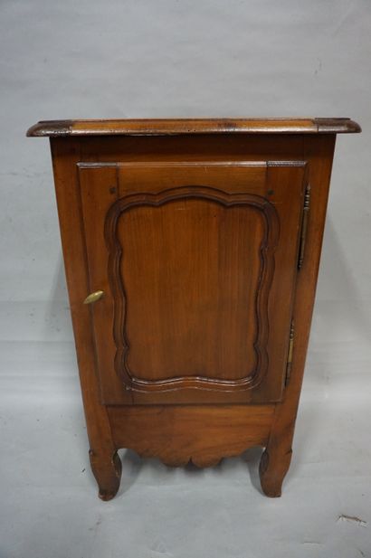 CHEVET Table de chevet en bois naturel à une porte de style Louis XV. 75x48x32 c...