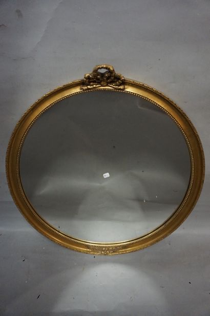 MIROIR Miroir rond à cadre doré orné d'un nœud. 63x59 cm